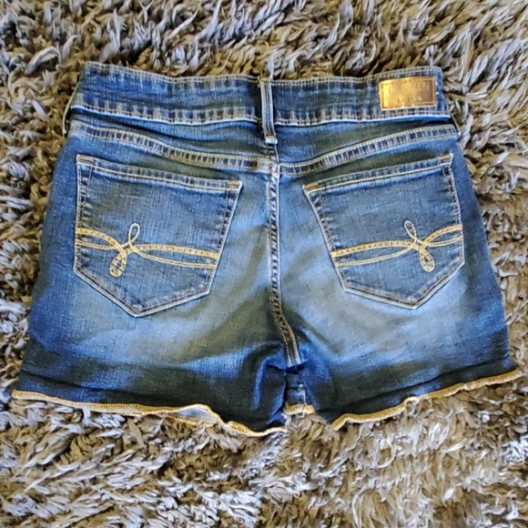 Levi shorts - Picture 2 of 3